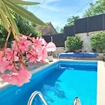 Vila Tina *